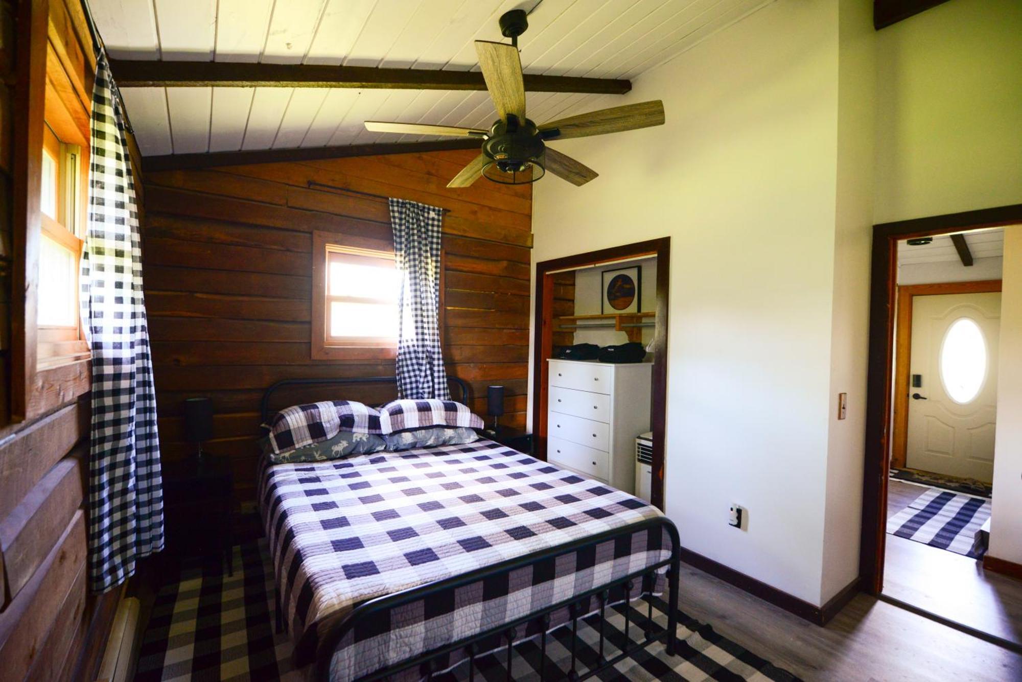 Cozy Cabin With Hottub At Cloverdale Cabins Хинкли Экстерьер фото